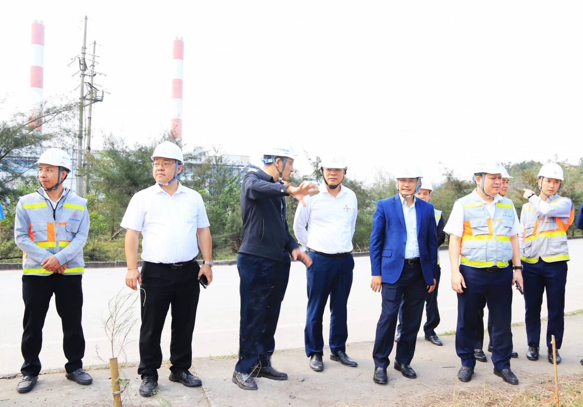 Đoàn công tác thăm khu vực lắp đặt thử nghiệm các thiết bị cải tiến nhằm giảm nhiệt độ đầu ra nước làm mát của Nhà máy Nhiệt điện Mông Dương 1