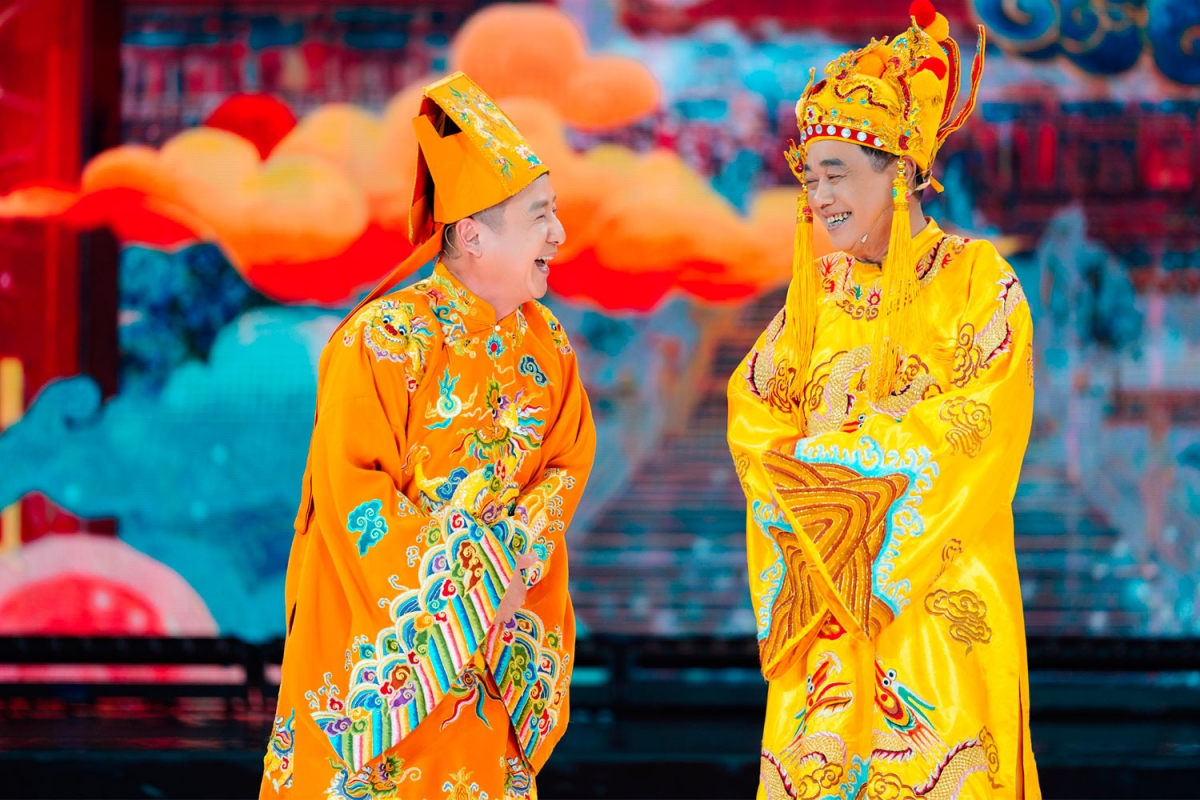 Xuất hiện trong buổi ghi hình của chương trình ''Cuộc hẹn với tháng Ba'', NSND Quốc Khánh vô cùng vui vẻ sau bạo bệnh, NSND Tự Long hài hước nằm lăn ở sân khấu.