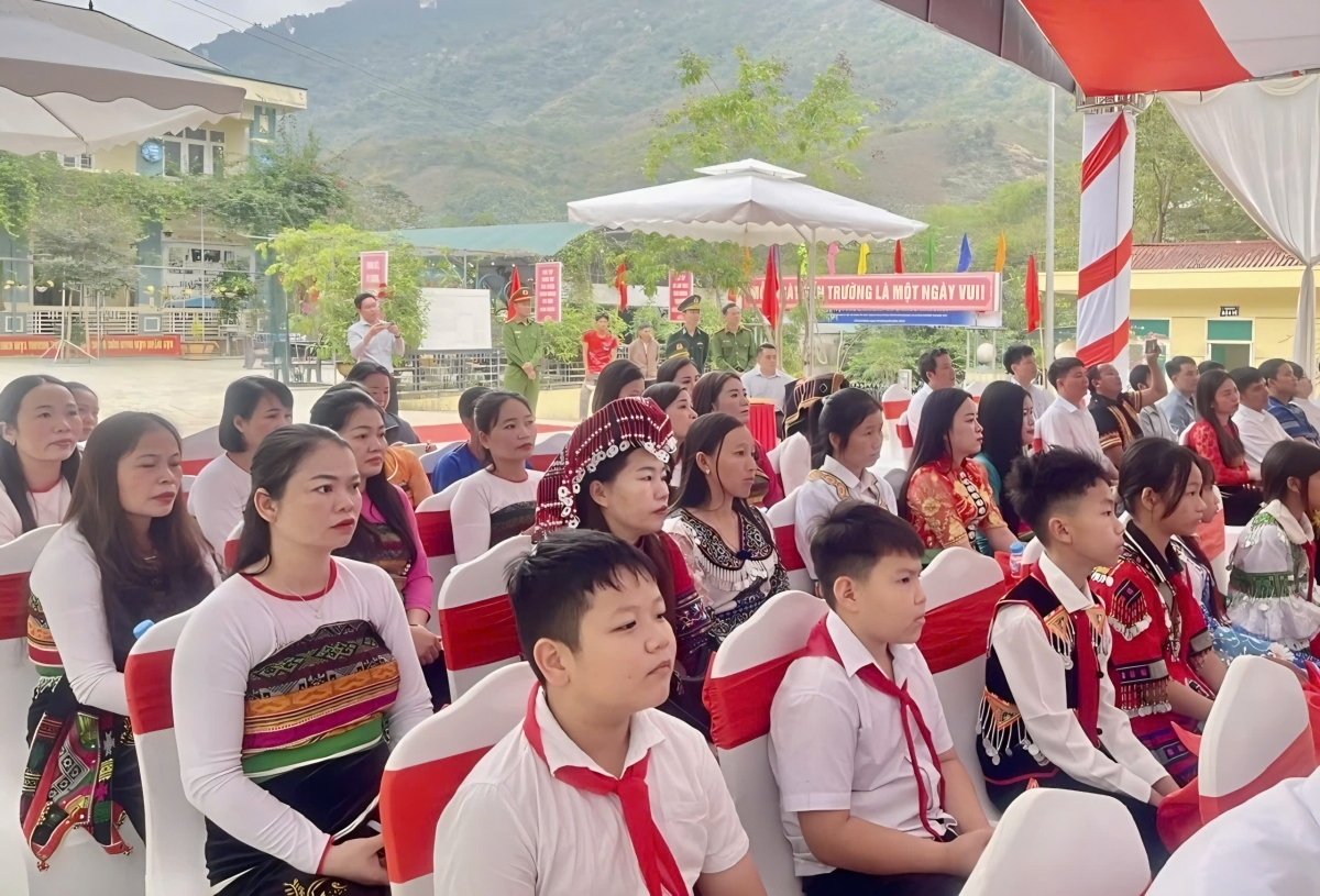 Giáo viên và học sinh xã Tam Chung tham dự buổi lễ