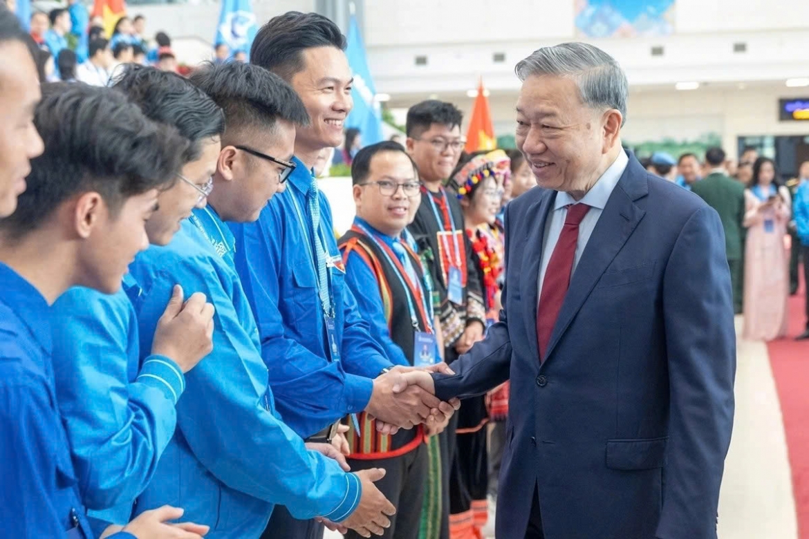 Tổng Bí thư Tô Lâm trò chuyện với đại biểu dự Đại hội đại biểu toàn quốc Hội Liên hiệp thanh niên Việt Nam lần thứ IX. Ảnh: Tuấn Minh