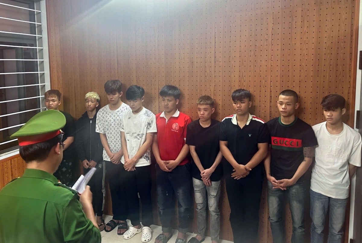 Phòng Cảnh sát Hình sự Công an TP Đà Nẵng thi hành lệnh bắt tạm giam đối với 9 bị can. (Ảnh: C.A)