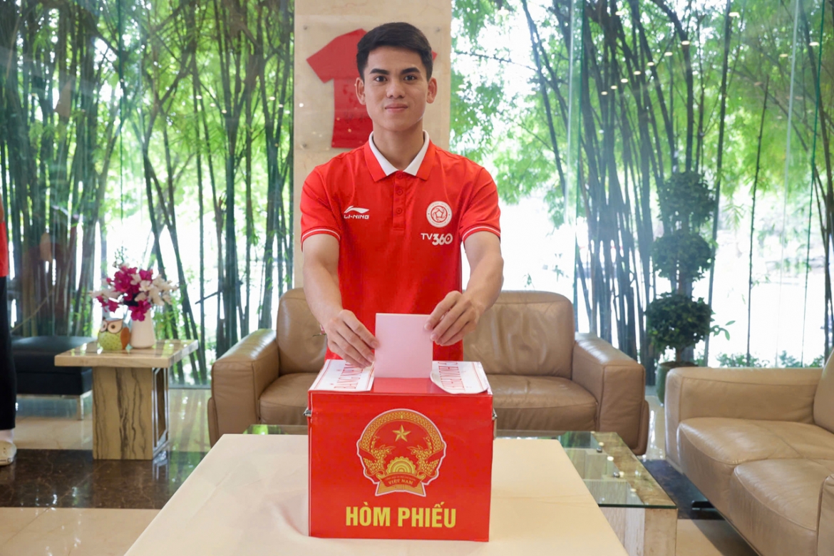 Khuất Văn Khang cùng các cầu thủ Thể Công Viettel đi bỏ phiếu.