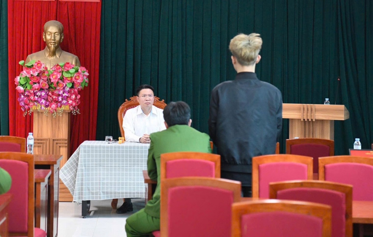 Thiếu tướng Nguyễn Minh Tuấn, Giám đốc Công an tỉnh Phú Thọ trực tiếp làm việc với các đối tượng