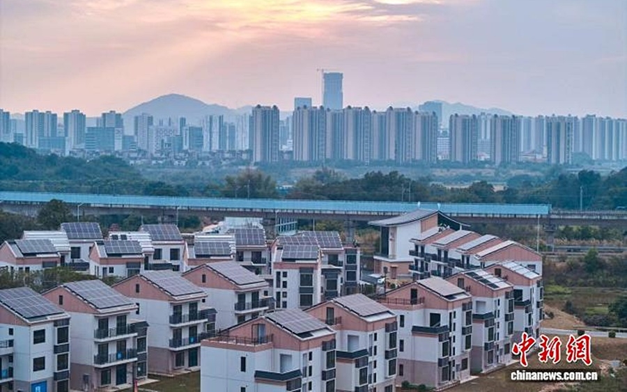 Thôn Kính Hạ, thành phố Quảng Châu đã xây dựng thành công lưới điện phân phối thông minh "Điện mặt trời - lưu trữ - DC - linh hoạt", đạt tỷ lệ tiêu thụ năng lượng sạch lên tới 100%. Ảnh: Chinanews.