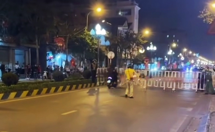 Nhóm thanh niên chở 3 tông thẳng vào rào chắn để "thông chốt". (Ảnh: Công an phường Trà Lý)