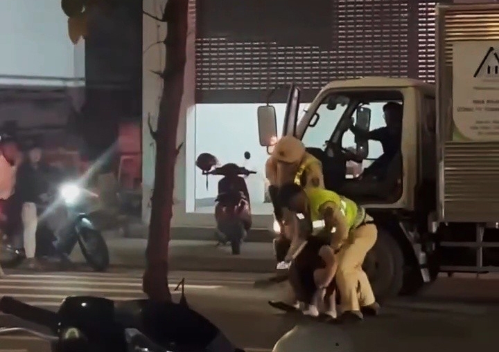 Lực lượng CSGT khống chế tài xế xe tải cố tình bỏ chạy gây nguy hiểm trên đường.