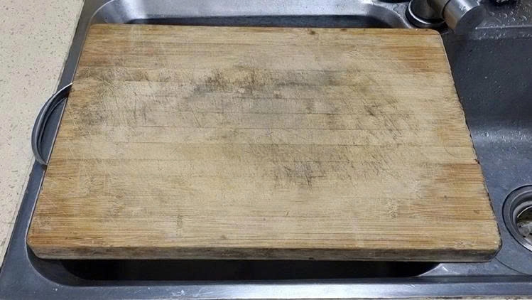 Nên vệ sinh thớt thường xuyên, phơi nơi khô ráo và thay mới khi thớt có dấu hiệu nứt, mốc để đảm bảo an toàn cho sức khỏe