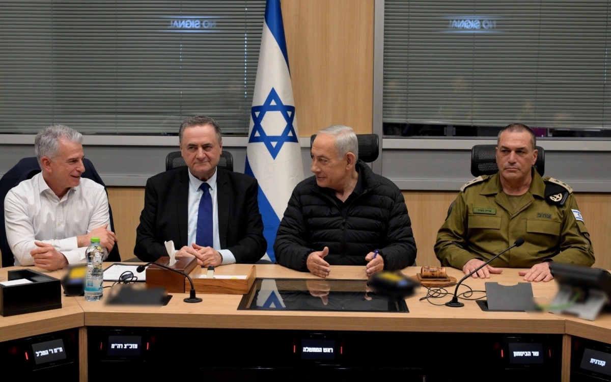 Thủ tướng Israel Netanyahu (thứ2 từ phải sang) bên Bộ trưởng quốc phòng, Tổng tham mưu trưởng và Giám đốc Mossad. Ảnh: Tài khoản X của Thủ tướng Israel.