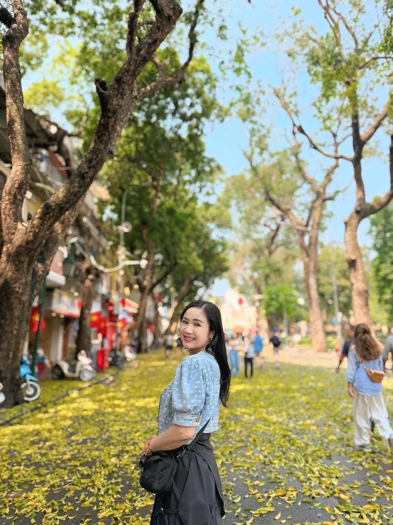 NSND Thu Hà chia sẻ những vần thơ trên trang cá nhân: "Em thả gì vào trong nắng tháng Ba/Để sợi nắng óng vàng như ướp mật…".