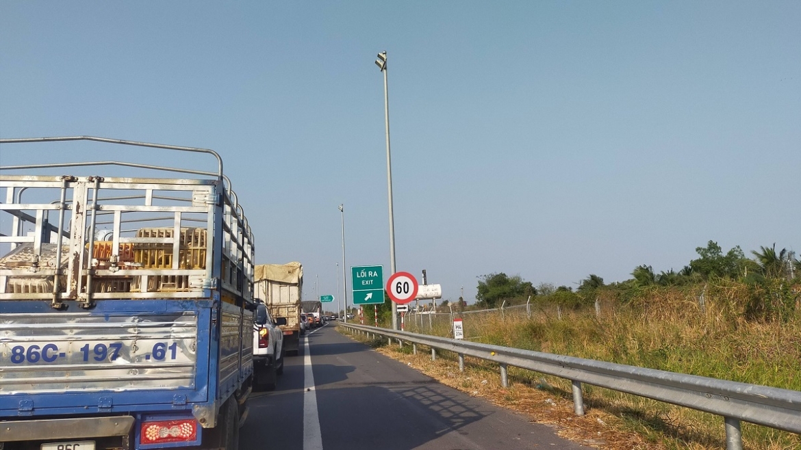 Ùn tắc kéo dài tại trạm hu phí tự động lối ra Ba Bàu cao tốc Dầu Giây - Phan Thiết. Ảnh: K.V