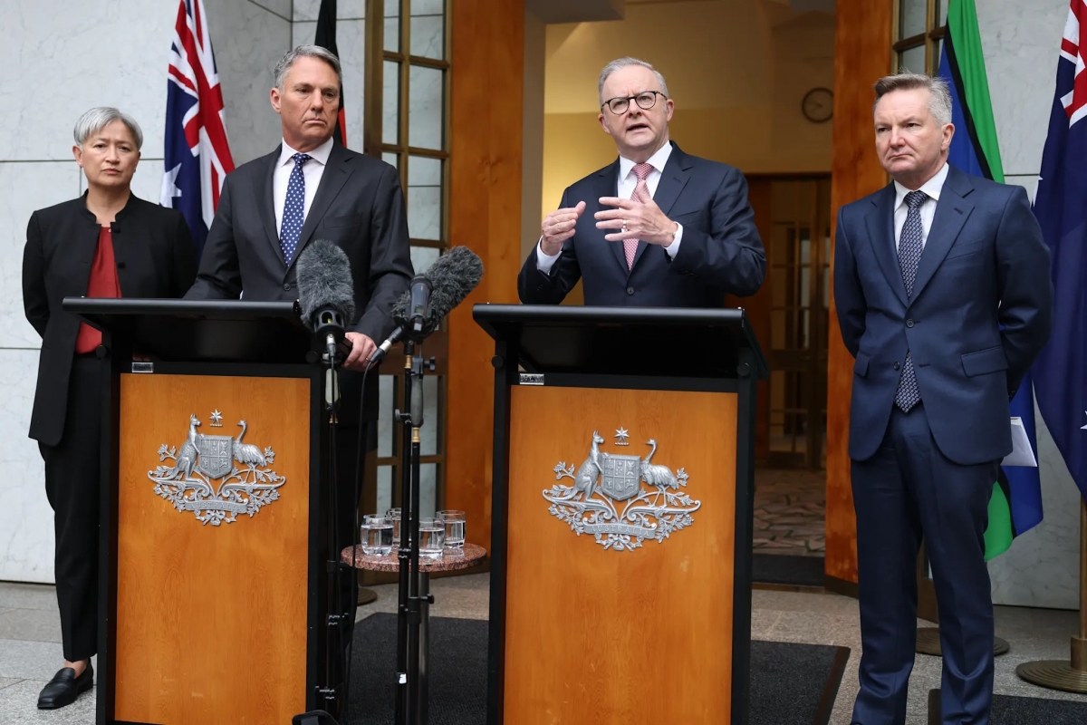 Thủ tướng Australia Anthony Albanese (thứ hai từ phải sang) cùng với một số Bộ trưởng thông báo về việc điều thiết bị quân sự đến Trung Đông. Nguồn: Alex Ellinghausen