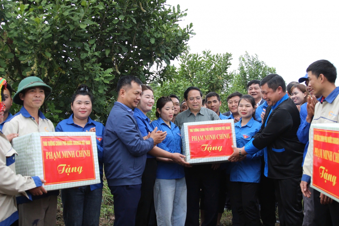 Thủ tướng tặng quà một số hộ nông dân tiêu biểu