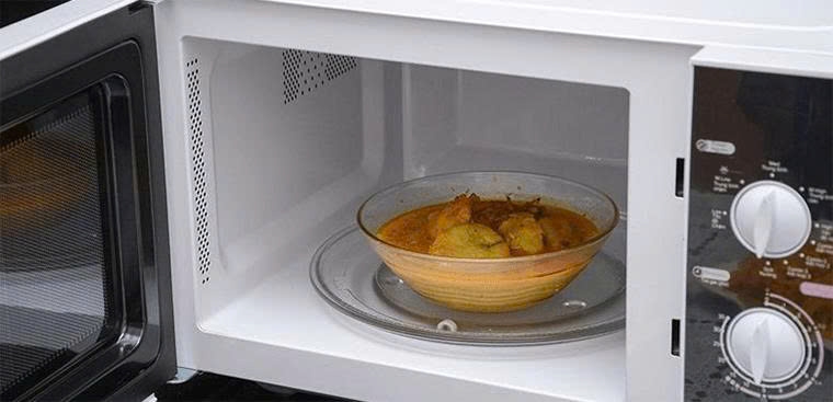 Hâm nóng thức ăn thừa đúng cách là bước quan trọng để bảo vệ sức khỏe gia đình