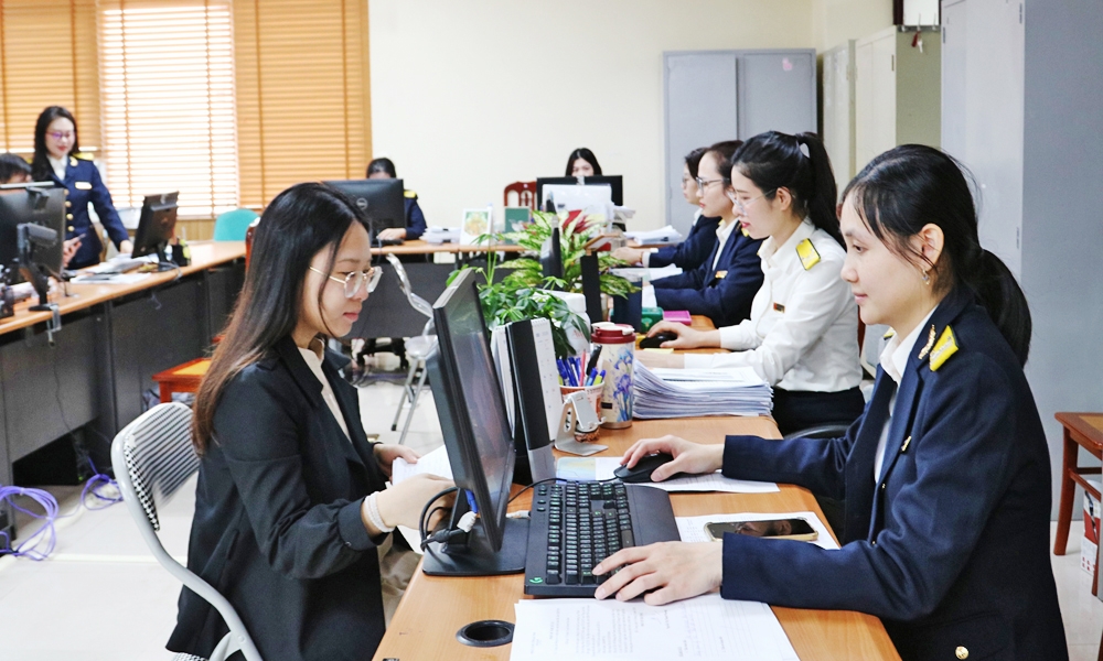 Cán bộ Thuế cơ sở 1 tiếp nhận, giải quyết thủ tục hành chính thuế trên môi trường điện tử