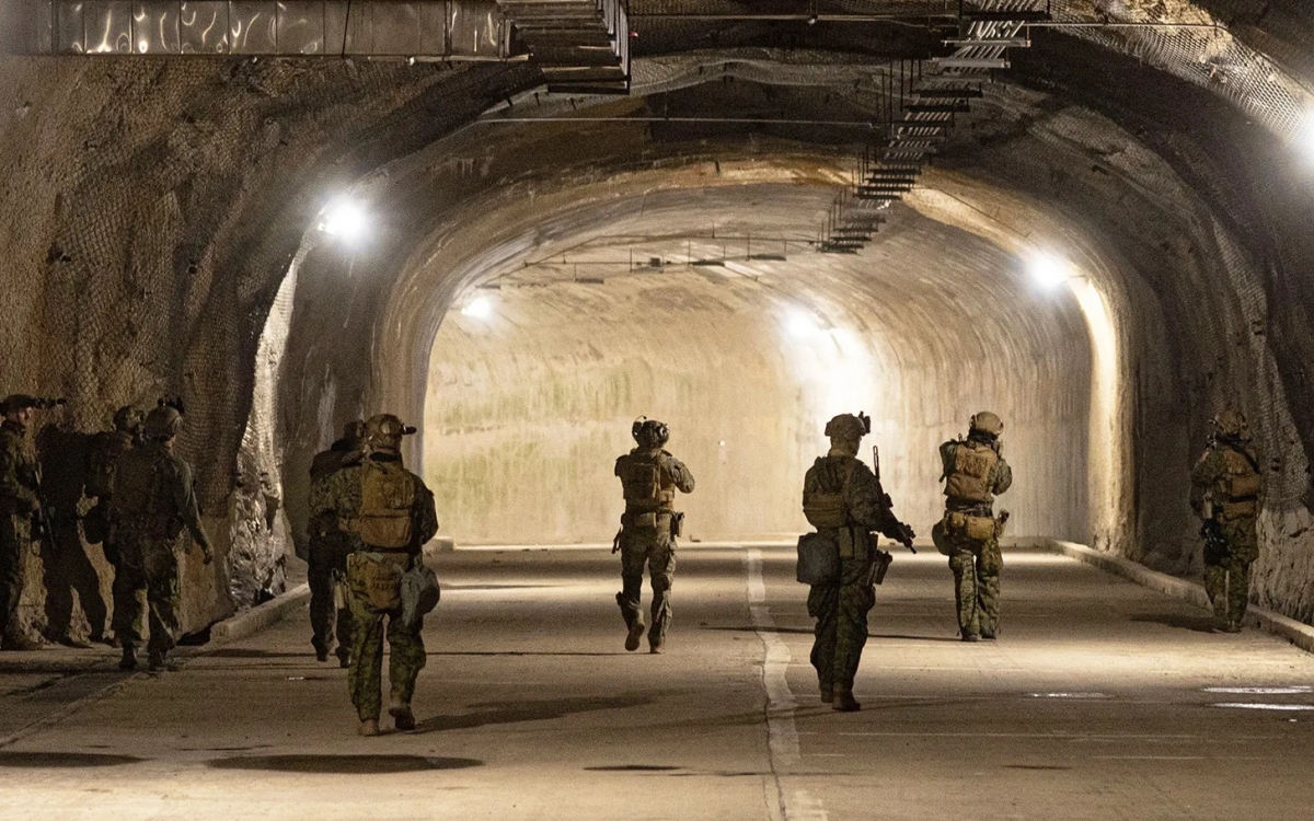 Lính Mỹ trong đường hầm. Ảnh: Thủy quân lục chiến Mỹ.