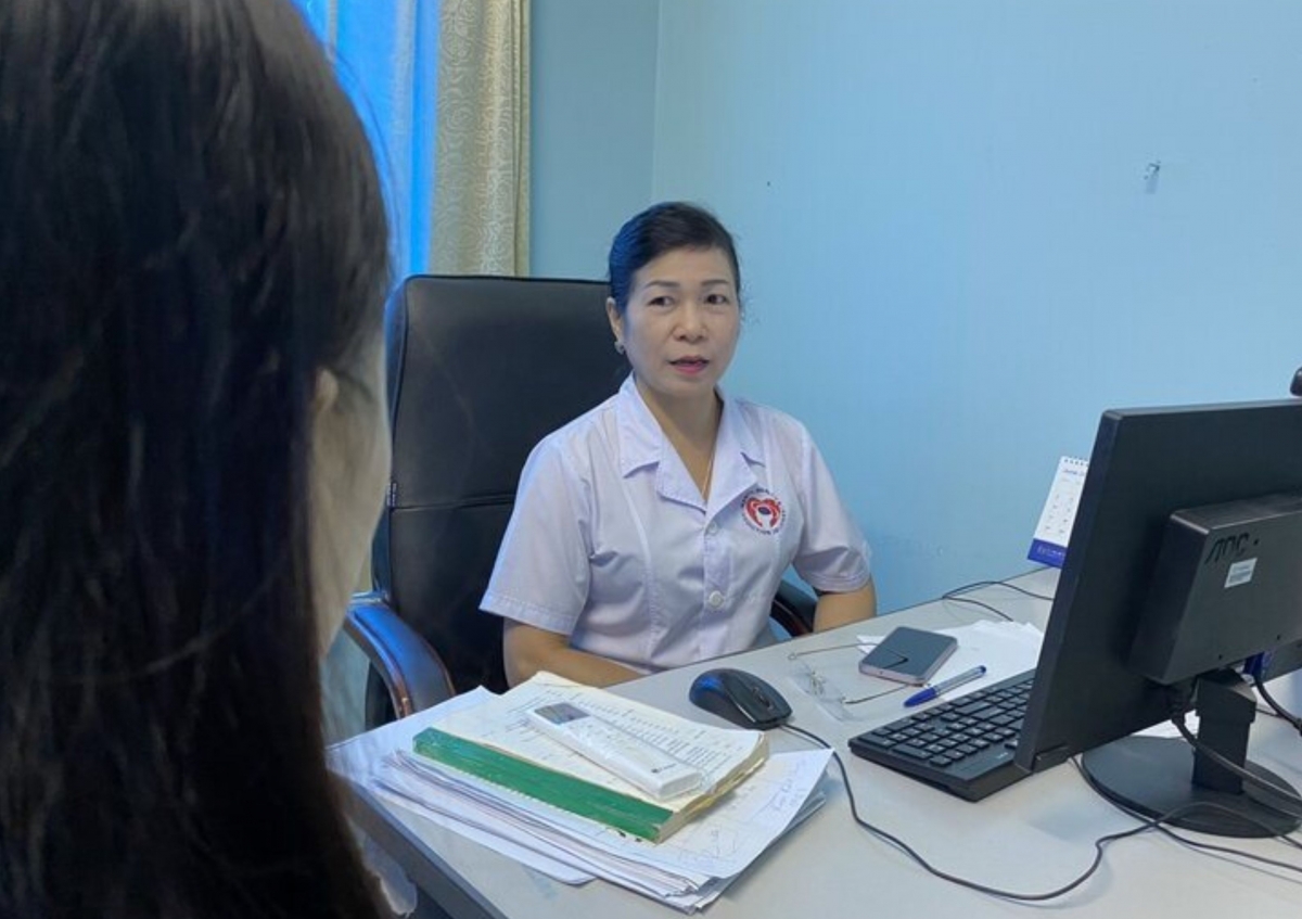 TS.BS Trần Thị Hồng Thu thăm khám cho bệnh nhân. (Ảnh: NVCC)