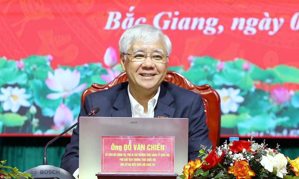  Phó Chủ tịch Thường trực Quốc hội Đỗ Văn Chiến trao đổi, tiếp thu ý kiến của cử tri