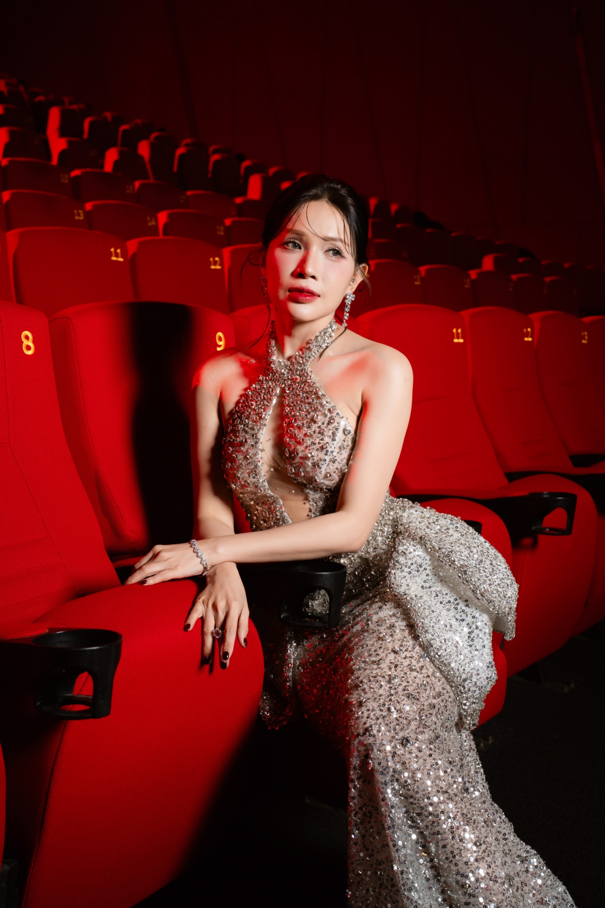 Được biết đến rộng rãi với danh xưng “mỹ nữ làng hài”, Khả Như là một trong những nghệ sĩ hiếm hoi sở hữu hành trình sự nghiệp đa dạng: từ sân khấu kịch, gameshow, ca hát cho đến điện ảnh. Sinh năm 1987, nữ diễn viên từng ghi dấu ấn mạnh mẽ với loạt phim đạt doanh thu trăm tỷ như Trạng Quỳnh, Cua lại vợ bầu, Nhà bà Nữ, Mai… nhưng phải đến Quỷ nhập tràng, Khả Như mới thực sự có cú bứt phá mang tính bước ngoặt.