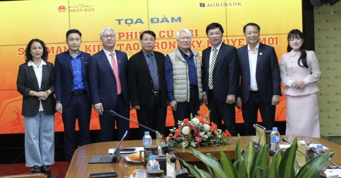 Các đại biểu chụp ảnh kỷ niệm.