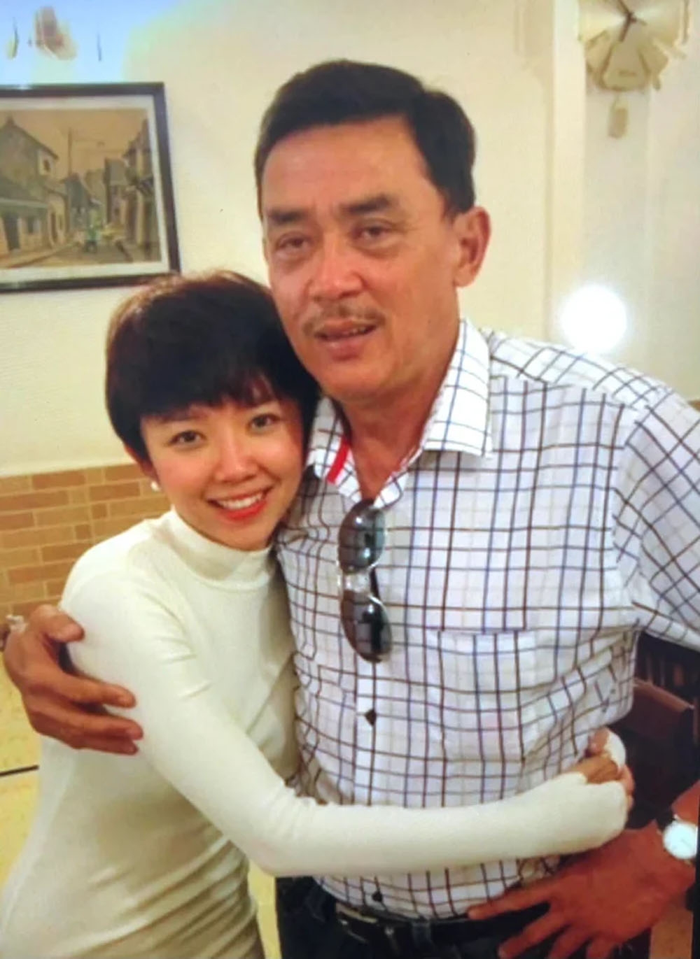 Cha của Tóc Tiên gây chú ý khi đăng bài thơ đầy cảm xúc gửi con gái giữa thời điểm cô vừa trải qua biến cố đời tư.