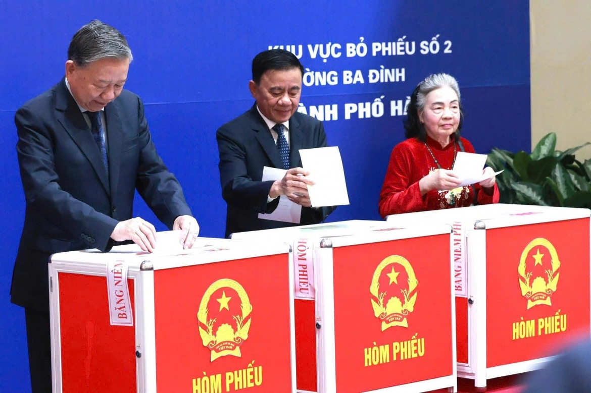 Trả lời phỏng vấn các cơ quan báo chí ngay sau khi thực hiện quyền công dân, Tổng Bí thư Tô Lâm chia sẻ, công tác chuẩn bị bầu cử lần này được thực hiện chu đáo từ sớm trên nhiều lĩnh vực, tạo điều kiện thuận lợi để cử tri trong mọi hoàn cảnh đều có thể tham gia bỏ phiếu, thể hiện được quyền tự do, quyền làm chủ của mình, trực tiếp lựa chọn những người có đủ uy tín, tín nhiệm gánh vác các công việc của đất nước cũng như các địa phương. 