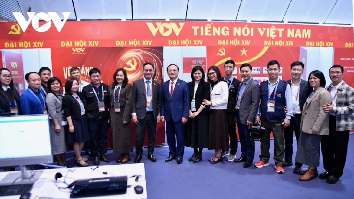 Tổng Giám đốc VOV Đỗ Tiến Sỹ và Phó Tổng Giám đốc VOV Phạm Mạnh Hùng (hai đại biểu chính thức của VOV tham dự Đại hội XIV) tới thăm, động viên cán bộ, phóng viên, biên tập viên, kỹ thuật viên đang tác nghiệp tại khu vực của VOV ở Trung tâm báo chí Đại hội XIV.