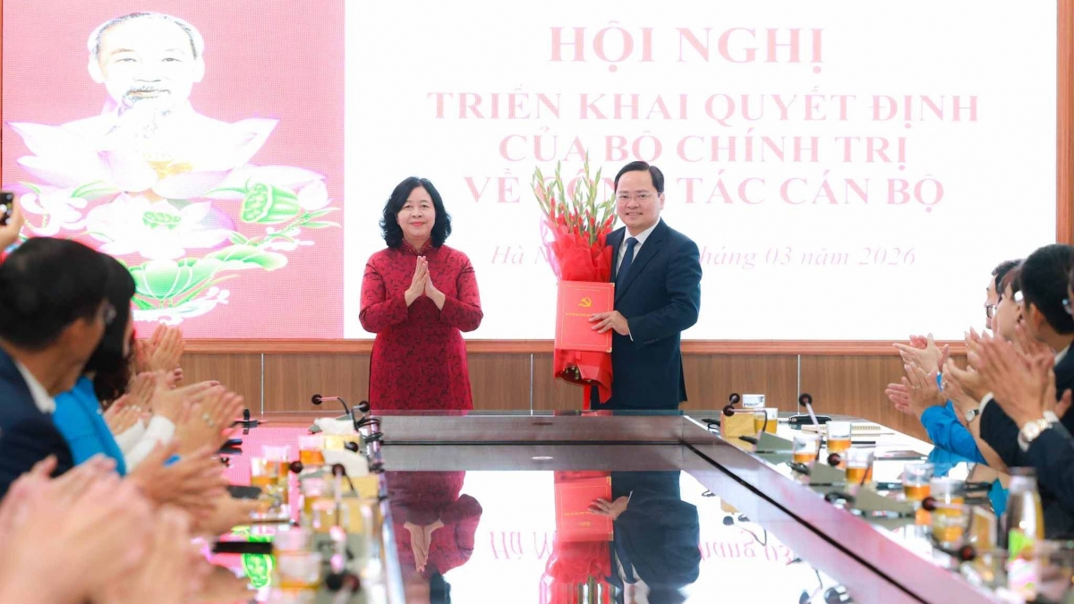 Chủ tịch Ủy ban Trung ương Mặt trận Tổ quốc Việt Nam Bùi Thị Minh Hoài trao quyết định và tặng hoa chúc mừng ông Nguyễn Anh Tuấn - Bí thư Đảng ủy Tổng Liên đoàn Lao động Việt Nam nhiệm kỳ 2025 - 2030. Ảnh: Trần Tuấn