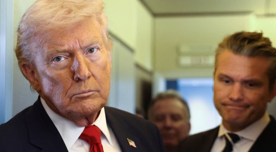 Tổng thống Mỹ Donald Trump cùng với Bộ trưởng Quốc phòng Pete Hegseth bên cạnh, đang phát biểu trước các phóng viên trên chuyên cơ Không Lực Một. Ảnh: Reuters