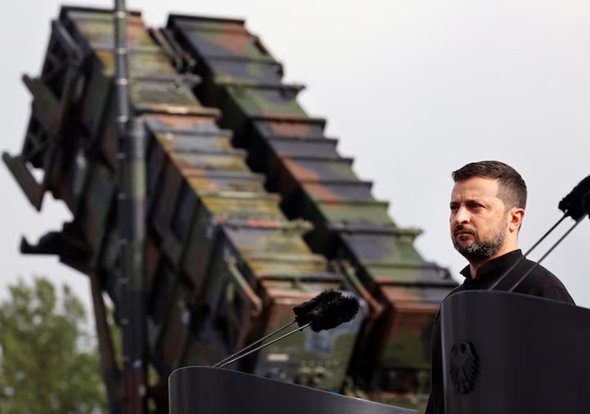 Tổng thống Ukraine Volodymyr Zelensky đứng trước hệ thống phòng không Patriot. Ảnh: Reuters