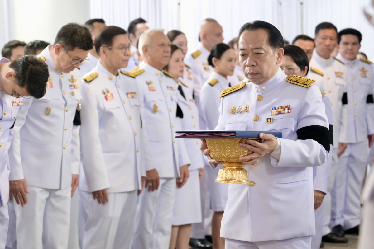 Tổng thư ký Hạ viện Thái Lan Siroj Paetpan mang theo sắc lệnh của Nhà Vua bổ nhiệm tân Thủ tướng Anutin Charnvirakul tới trụ sở Đảng Bhumjaithai chiều 20/3/2026. Ảnh: VP Thủ tướng Thái Lan