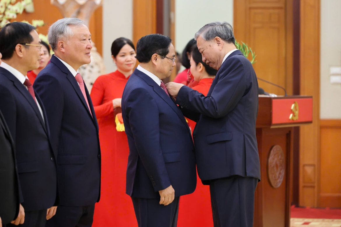 Tổng Bí thư Tô Lâm trao Huân chương Quân công hạng nhất và trao Huy hiệu 40 năm tuổi Đảng tặng đồng chí Phạm Minh Chính, Ủy viên Bộ Chính trị khoá XIII, Thủ tướng Chính phủ.