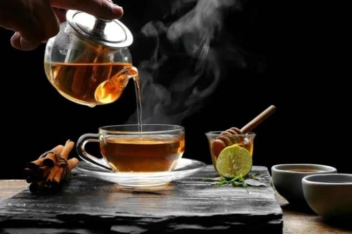 Sử dụng trà xanh thay nước có thể làm giảm hấp thu sắt. (Ảnh minh hoạ)