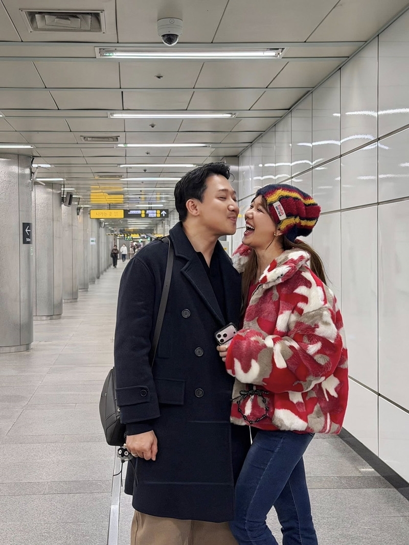 Đạo diễn Trấn Thành nhận tin vui từ bạn bè tại Mỹ, Pháp, Canada rằng phim "Thỏ ơi!" đang bán hết vé và kín rạp.