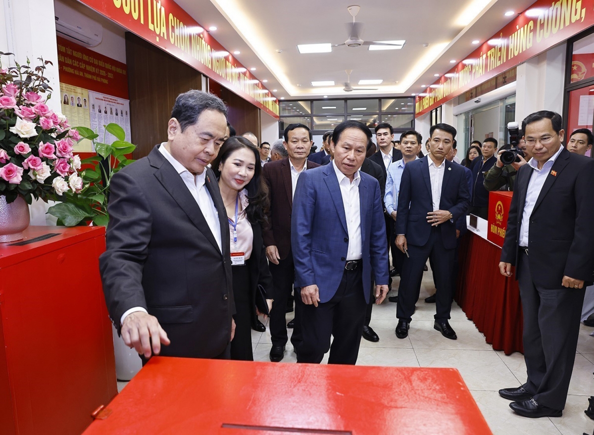 Ủy viên Bộ Chính trị, Chủ tịch Quốc hội Trần Thanh Mẫn kiểm tra, giám sát công tác chuẩn bị bầu cử tại khu vực bỏ phiếu số 8, phường Hải An, thành phố Hải Phòng. Ảnh: TTXVN