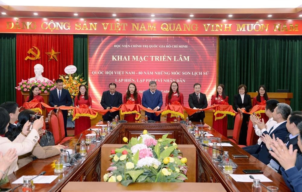 Đại biểu cắt băng khai mạc triển lãm.