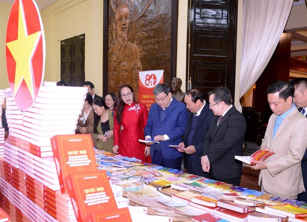 Các đại biểu tham quan tại khu trưng bày sách.