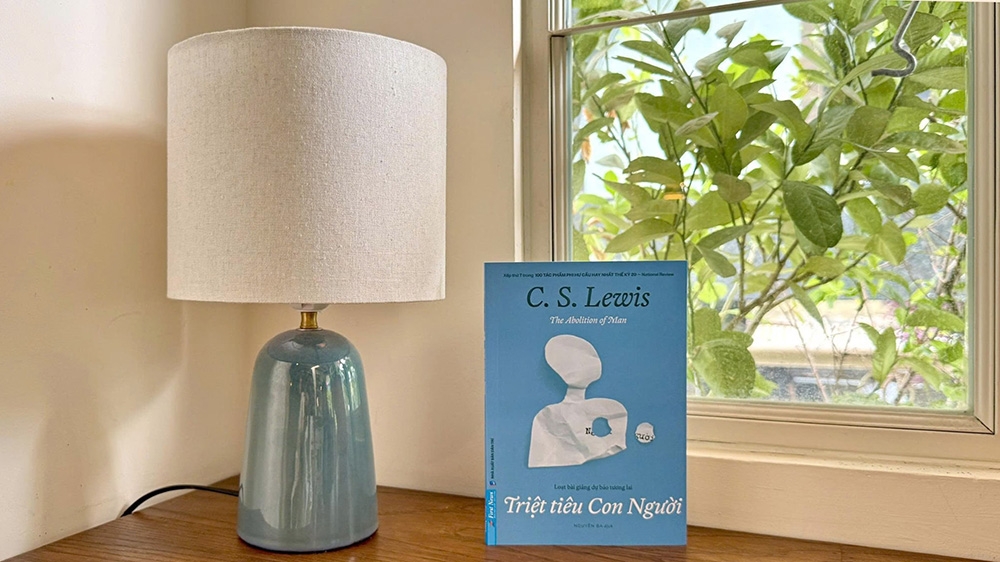 C. S. Lewis lên án sự ngạo mạn của con người khi bước ra ngoài Đạo, chống lại tự nhiên, tự quyết định loài người sẽ trở thành thế nào thông qua thuyết ưu sinh.