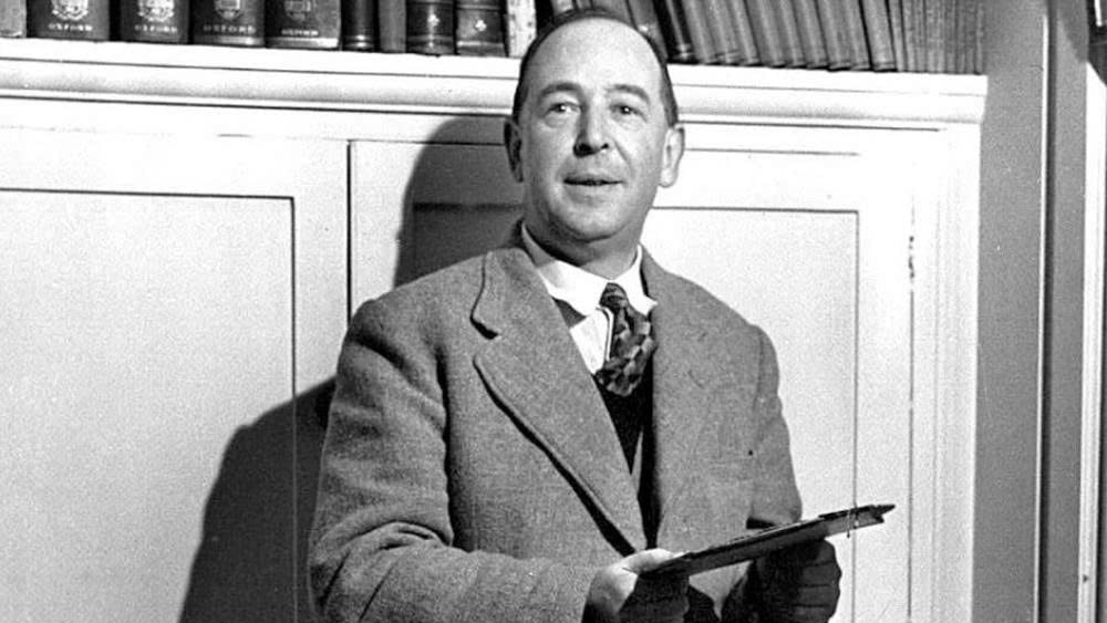 C. S. Lewis ví von rằng phần ngực là nơi ngự trị của lòng cao thượng, của tình cảm, cảm xúc.