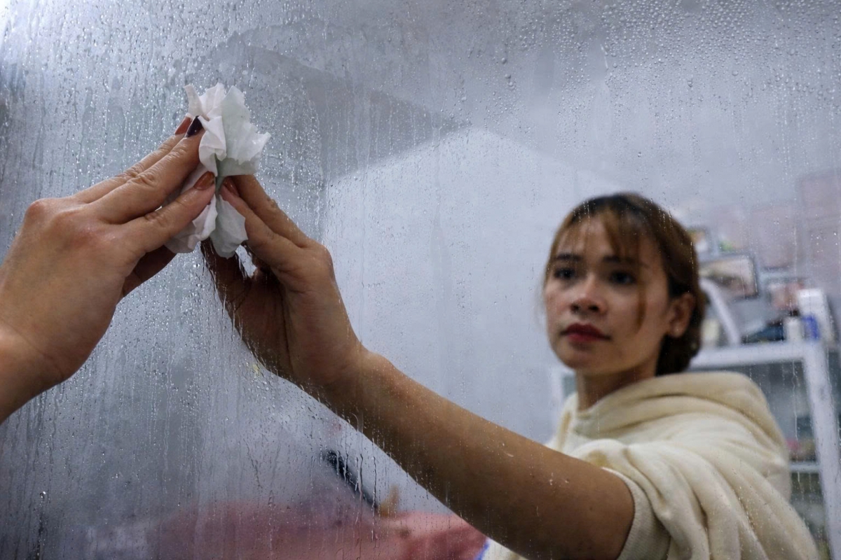 Thời tiết nồm ẩm khiến độ ẩm tăng cao, tạo điều kiện cho nấm mốc và vi khuẩn phát triển, khiến phòng kín dễ xuất hiện mùi hôi khó chịu