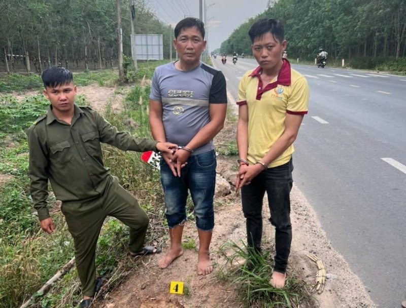 Các đối tượng tại hiện trường vụ án.