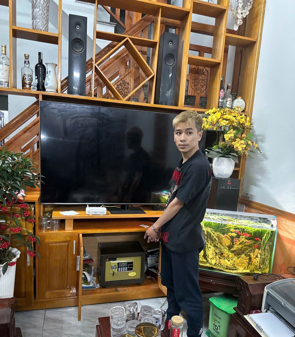 Đối tượng Thân Văn Nam đang chỉ két sắt nơi trộm 3 cây vàng