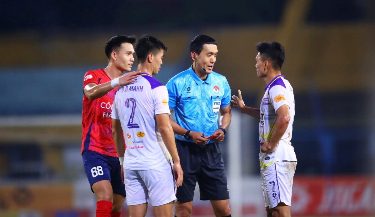 Trọng tài Kim Woo-sung từng bắt chính trận đấu giữa CLB CAHN và Hà Nội FC tại V-League 2024/2025. (Ảnh: VPF)
