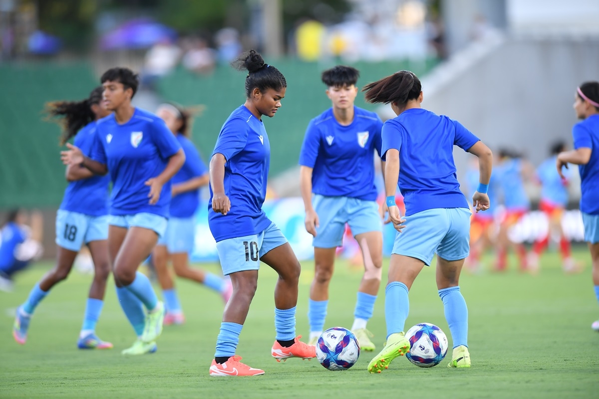 Cầu thủ hai đội khởi động trước trận. (Ảnh: AFC). 