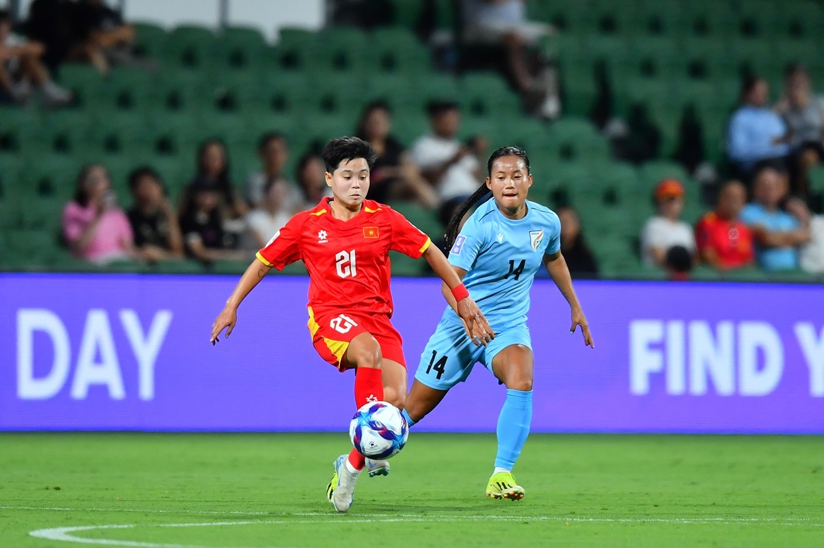 ĐT nữ Việt Nam thể hiện ý đồ chiến thuật rõ ràng và chơi lấn lướt ĐT nữ Ấn Độ trong hiệp 1. (Ảnh: AFC)