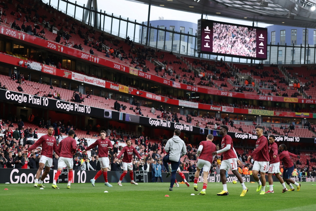 Các cầu thủ Arsenal khởi động trước trận derby London với Chelsea trong khuôn khổ trận Super Sunday vòng 28 Ngoại hạng Anh 2025/2026 (Ảnh: Reuters)