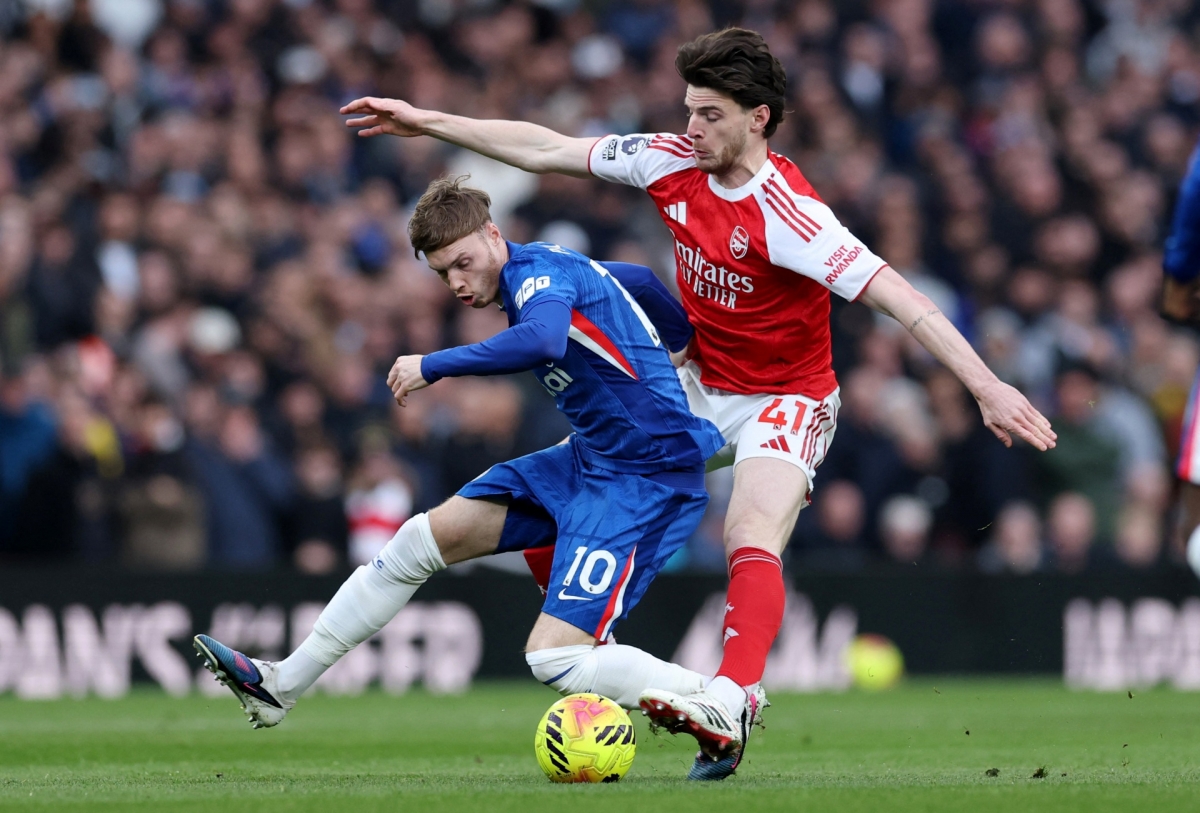 Arsenal đang tỏ ra áp đảo hơn trước Chelsea trong những phút đầu tiên (Ảnh: Reuters)