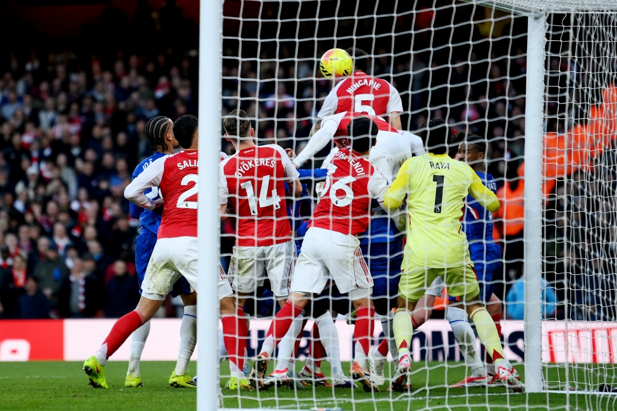 Hincapié đánh đầu phản lưới nhà, giúp Chelsea quân bình tỷ số trước Arsenal (Ảnh: Reuters)