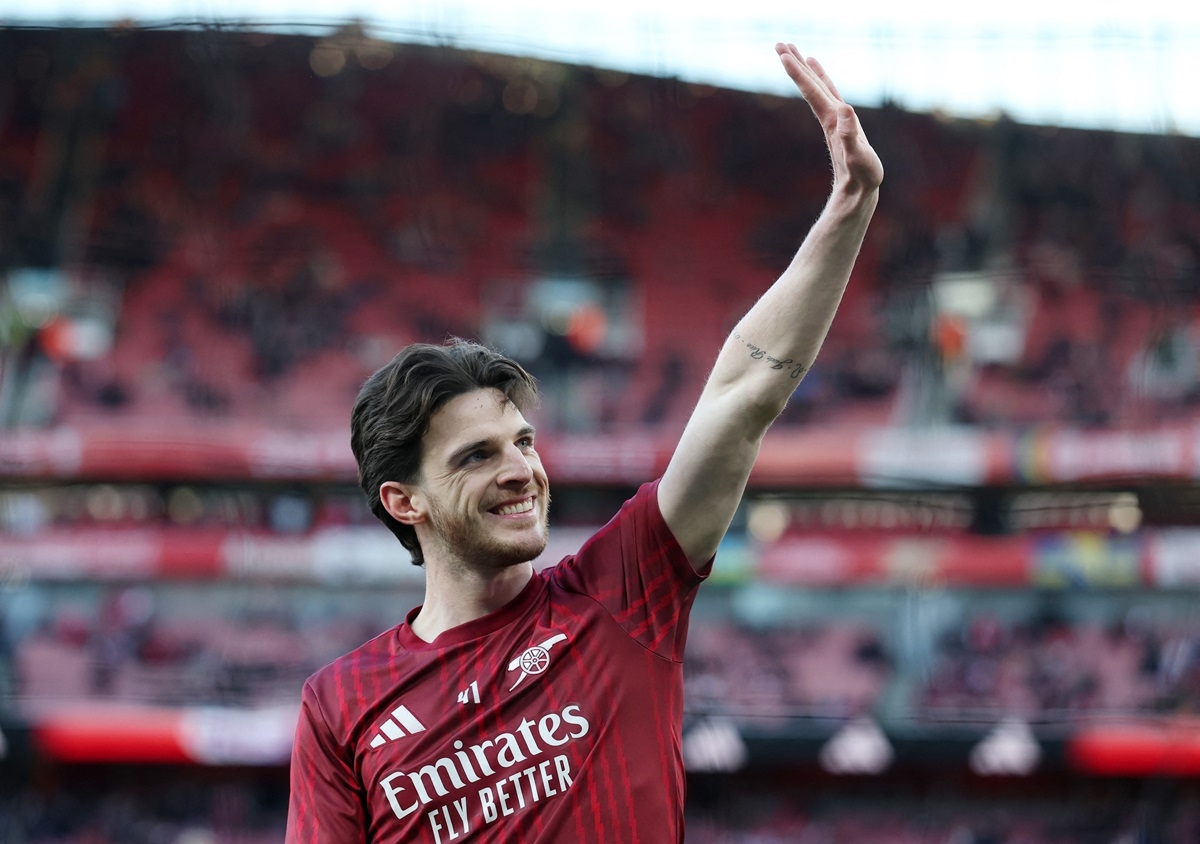 Cầu thủ hai đội khởi động trước trận. (Ảnh: Reuters). 