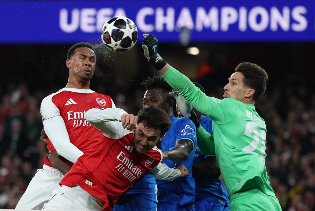 Thủ môn Blaswich của Leverkusen đang là người chơi hay nhất trên sân. (Ảnh: Reuters). 