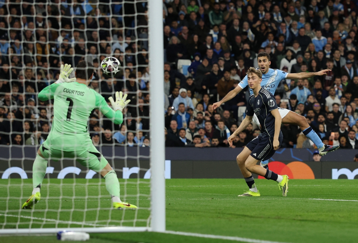 Man City tạo ra sức ép lớn lên phần sân của Real Madrid (Ảnh: Reuters).